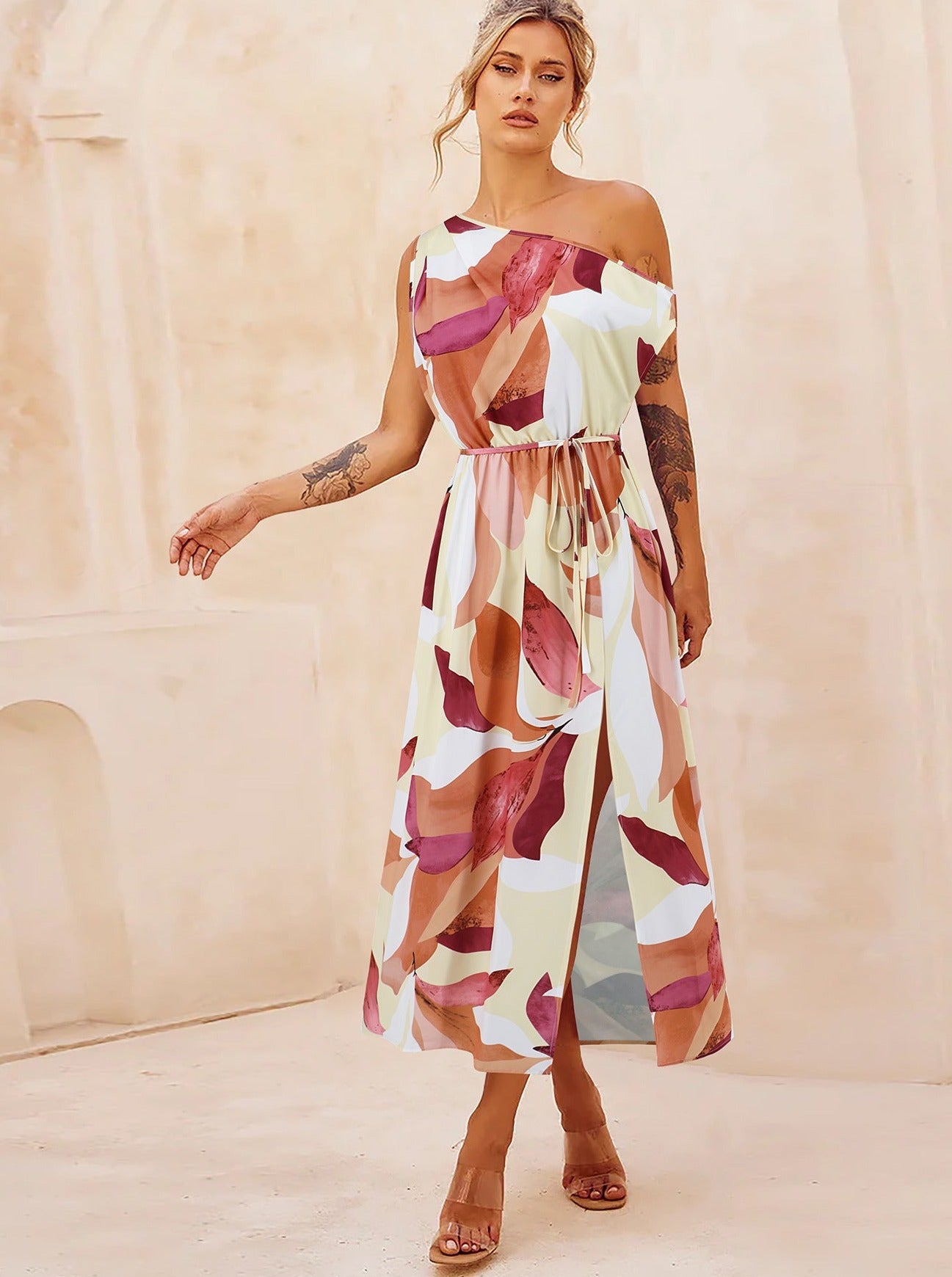 Langes Kleid mit Blumenmuster, schrägen Schultern und Gürtel