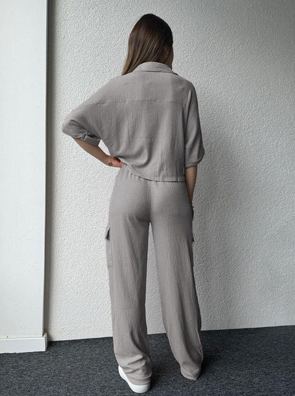 Lockeres, lässiges Kurzarmhemd und gerade geschnittene Hose