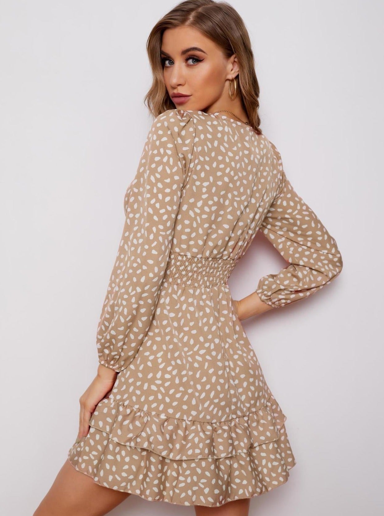 Sommerkleid mit V-Ausschnitt und hoher Taille