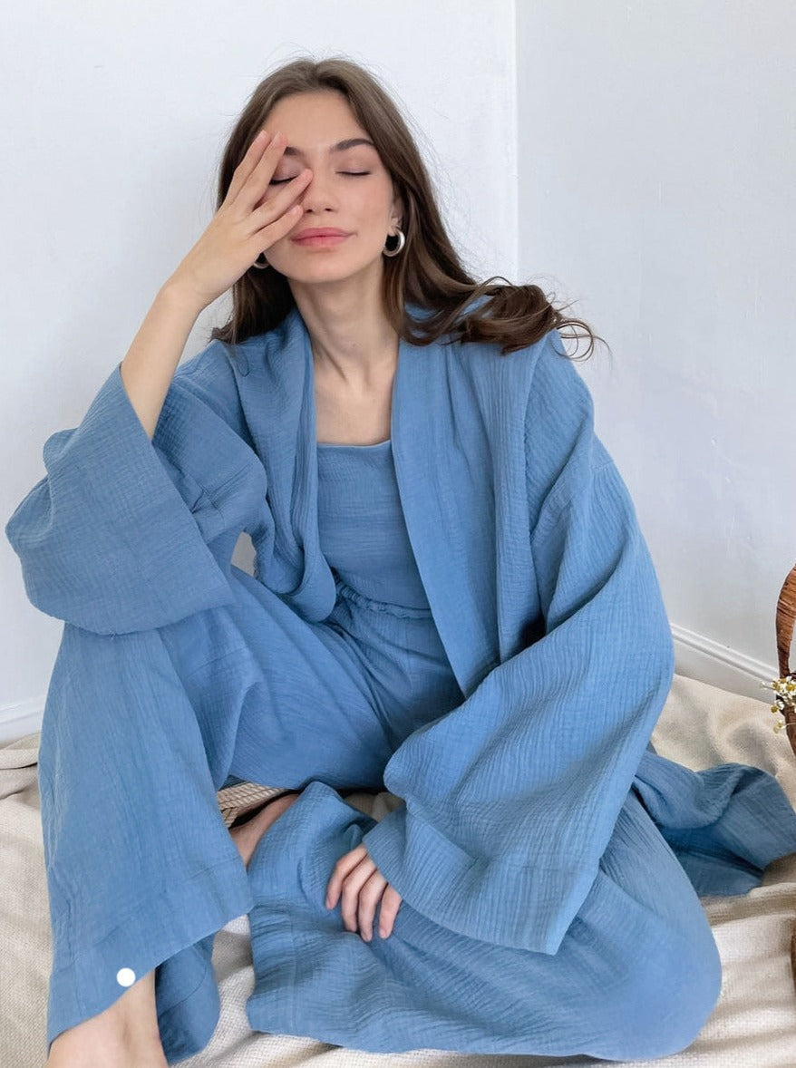 Blauer zweiteiliger Anzug mit langen Ärmeln und lockerer Hose
