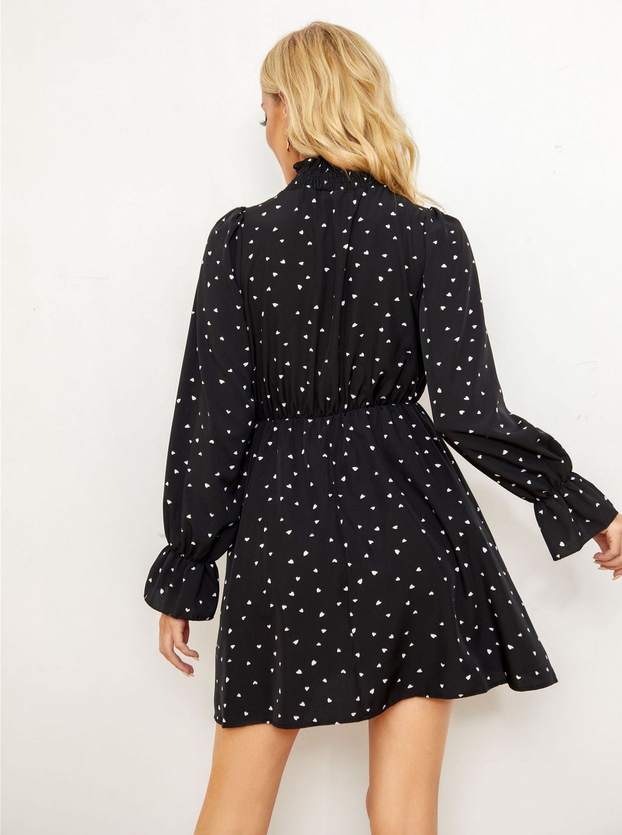 Schwarzes langärmliges Minikleid mit halbem Rollkragen
