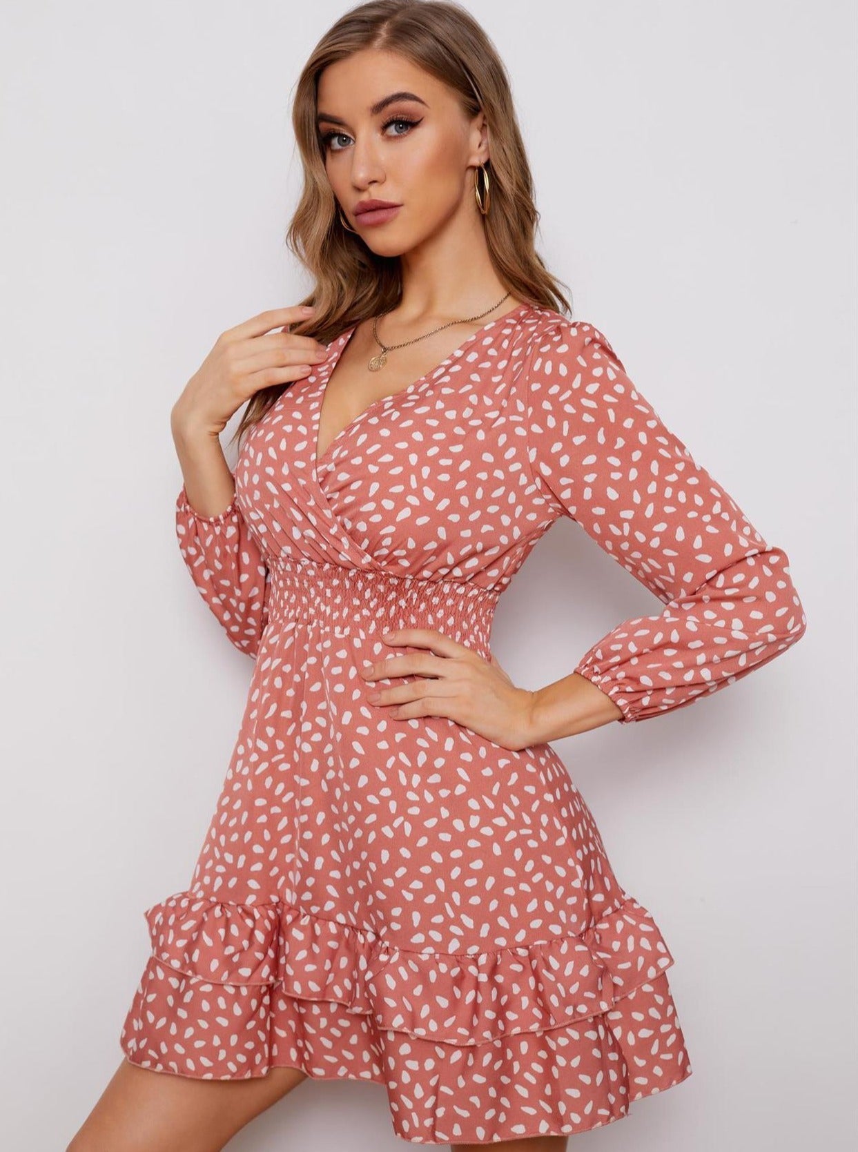 Sommerkleid mit V-Ausschnitt und hoher Taille