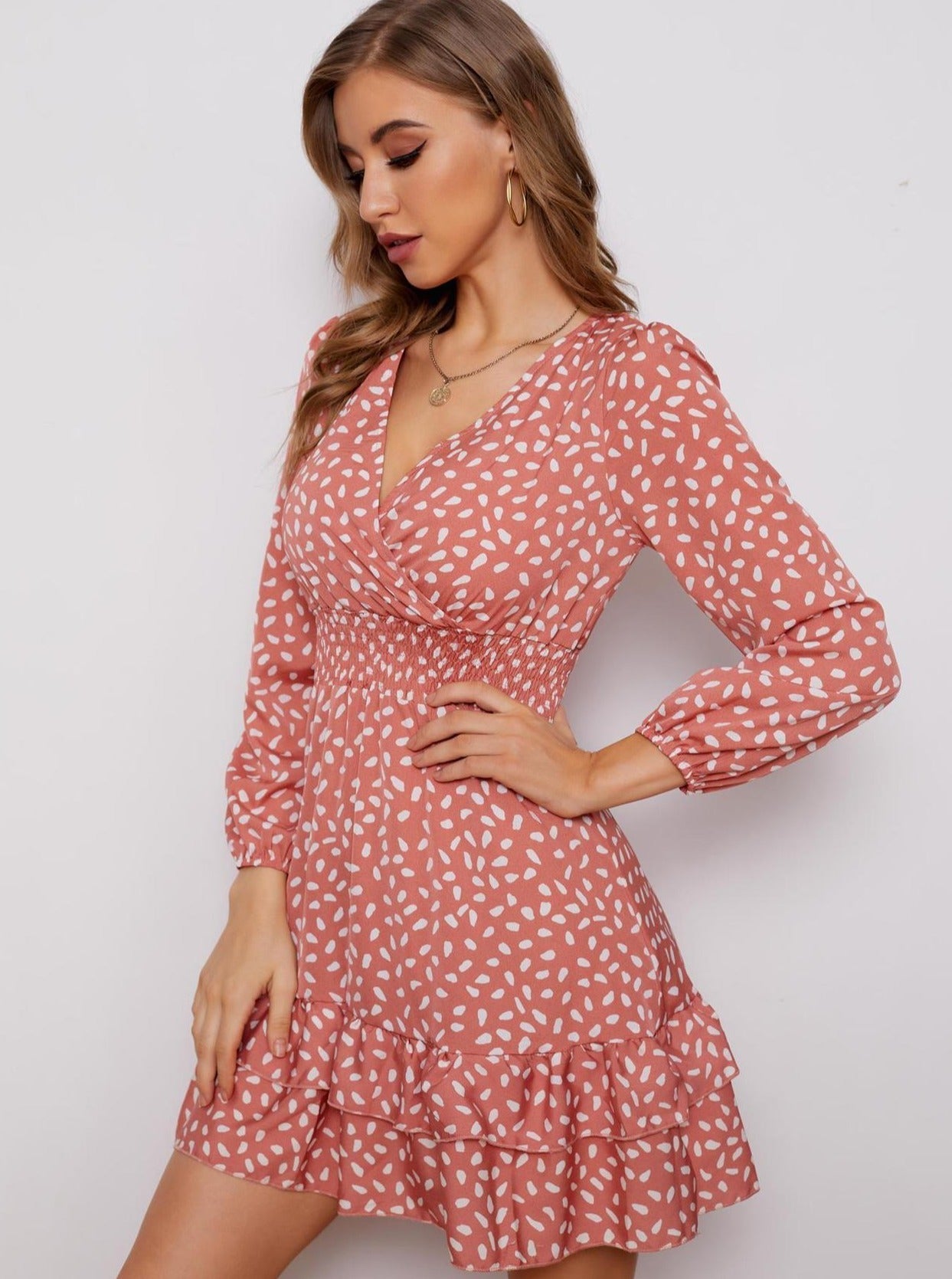 Sommerkleid mit V-Ausschnitt und hoher Taille