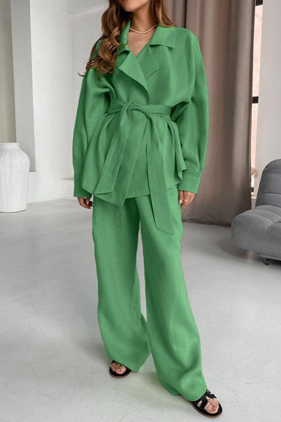 Trendiges, einfarbiges Set mit langärmeliger Wickelbluse und Hose