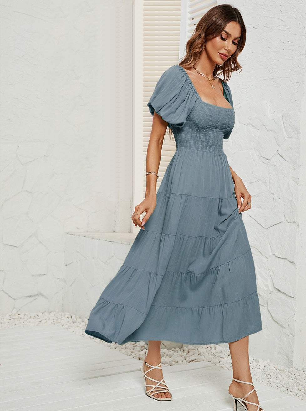 Graues und blaues Maxikleid mit Puffärmeln und hohem Bund und eckigem Ausschnitt