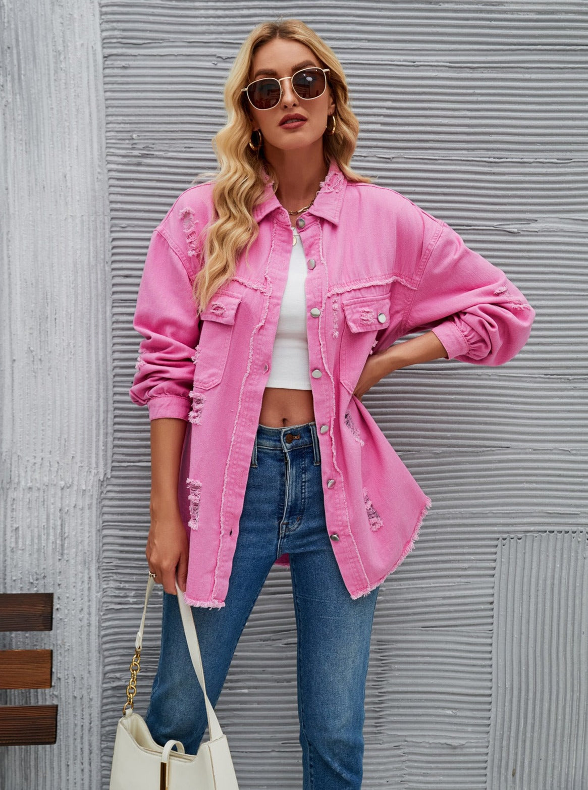 Gewaschene Jeansjacke mit zerrissenen Quasten und langen Ärmeln