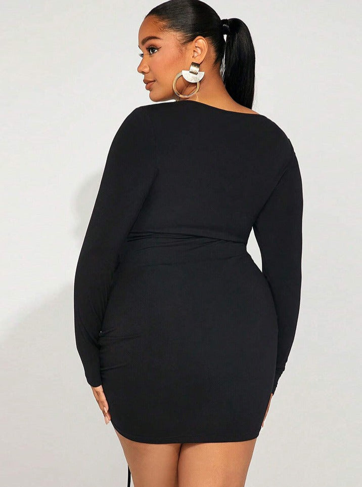 Schmal geschnittenes und elegantes, die Hüfte bedeckendes langärmliges Kleid mit quadratischem Kragen