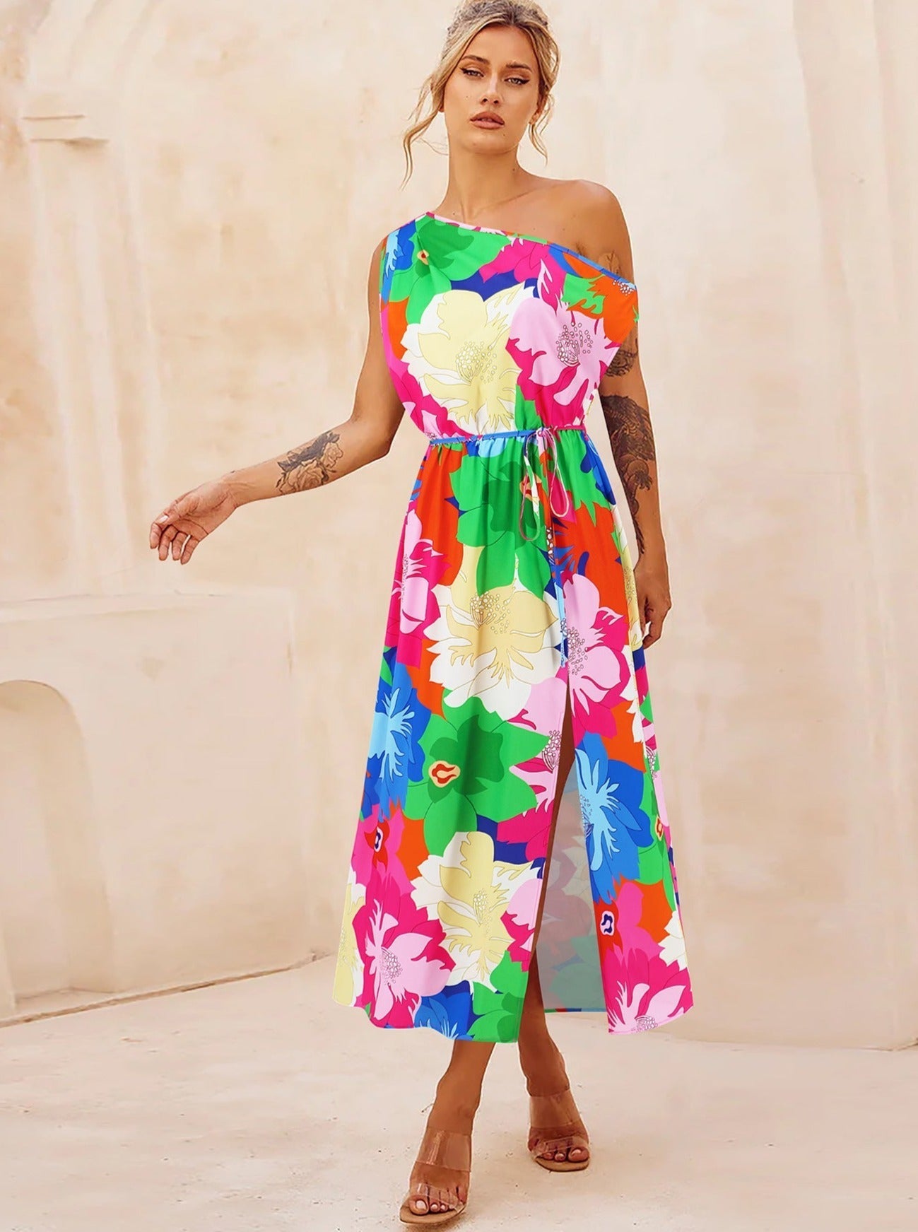 Langes Kleid mit Blumenmuster, schrägen Schultern und Gürtel