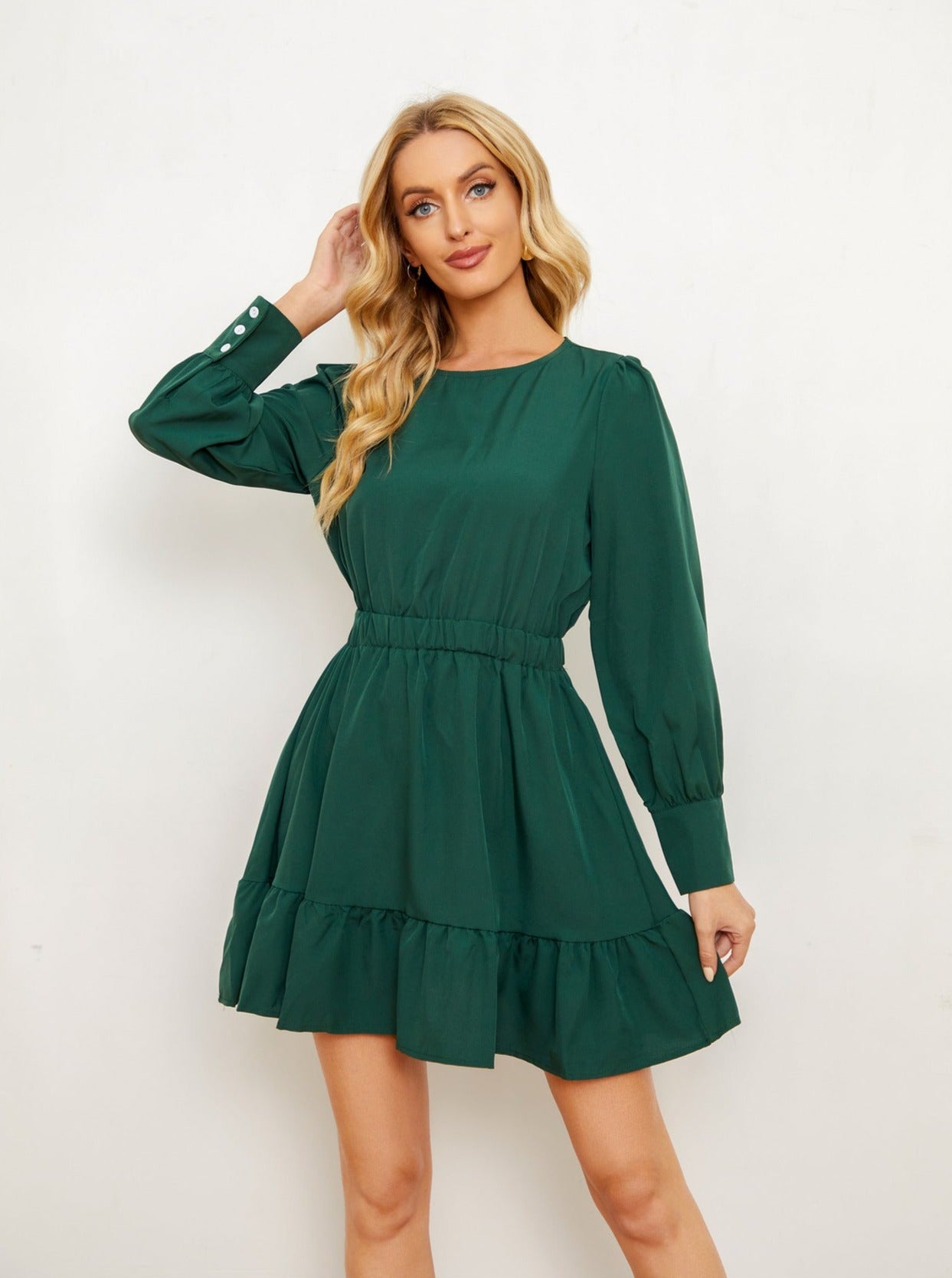 Einfarbiges, langärmliges, kurzes Kleid mit Rüschen
