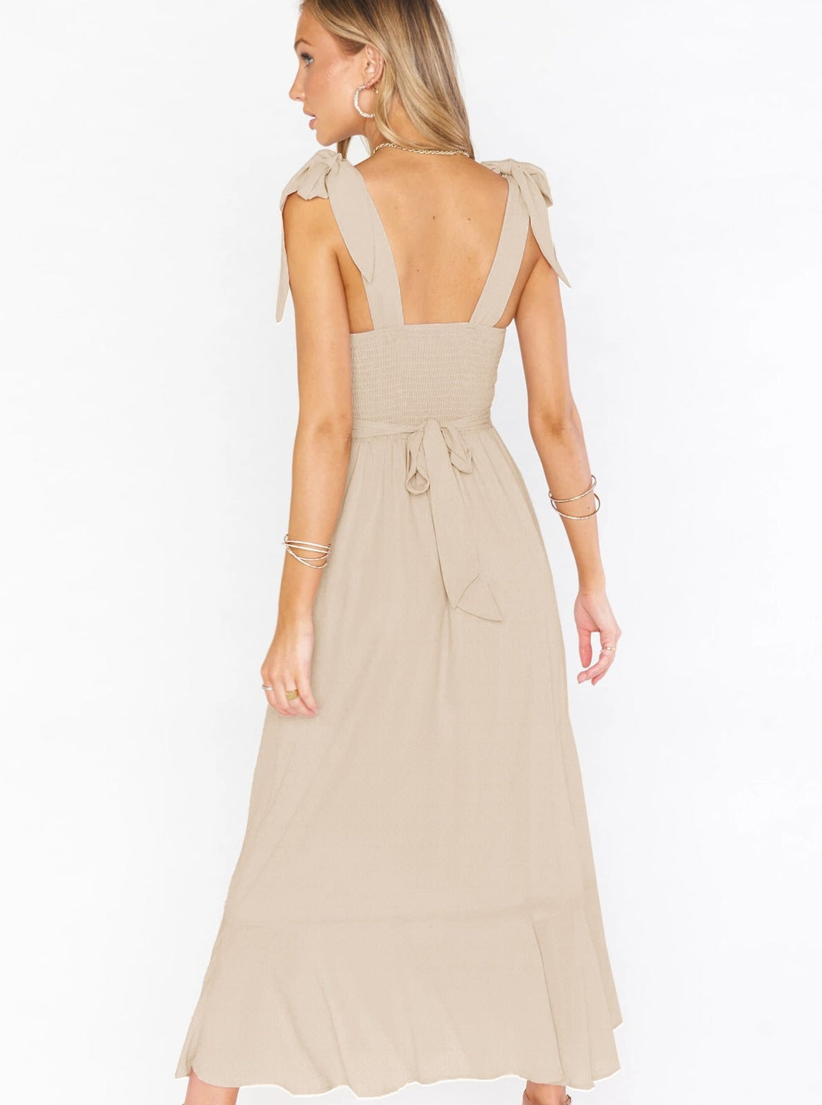 Aprikosenfarbenes High-End-Kleid mit eckigem Ausschnitt und Schlitz