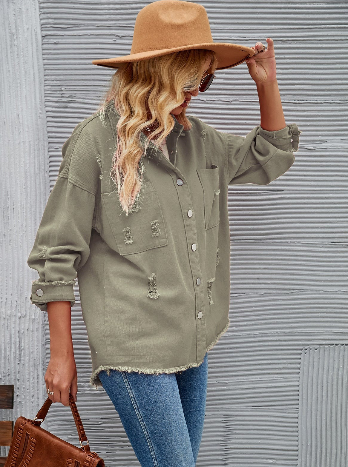Schlichte, zerrissene Jeansjacke mit langen Ärmeln