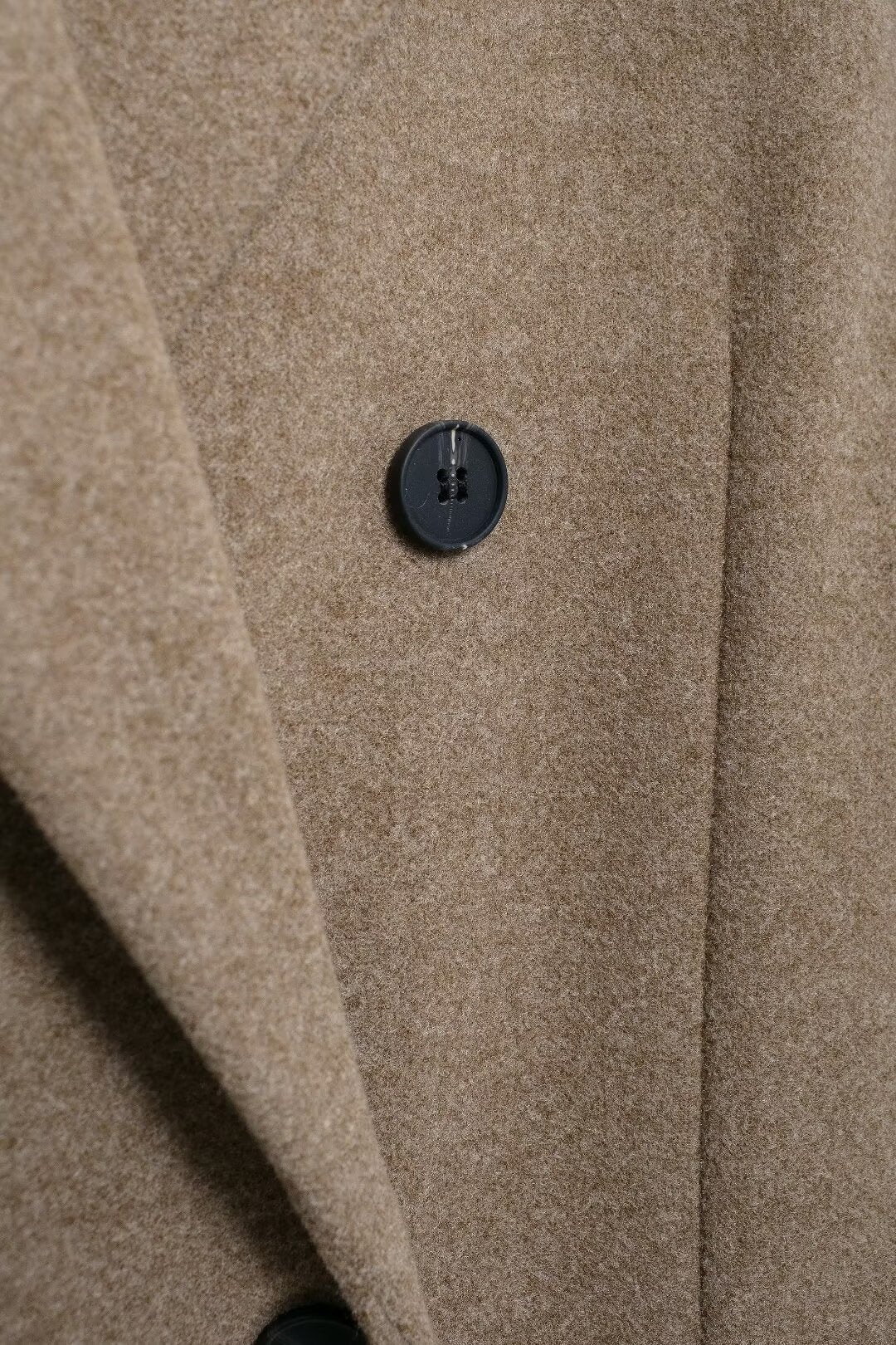 Eleganter taupefarbener zweireihiger Wollmantel