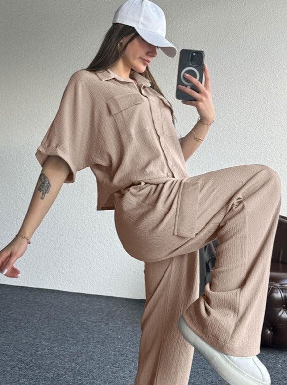 Lockeres, lässiges Kurzarmhemd und gerade geschnittene Hose