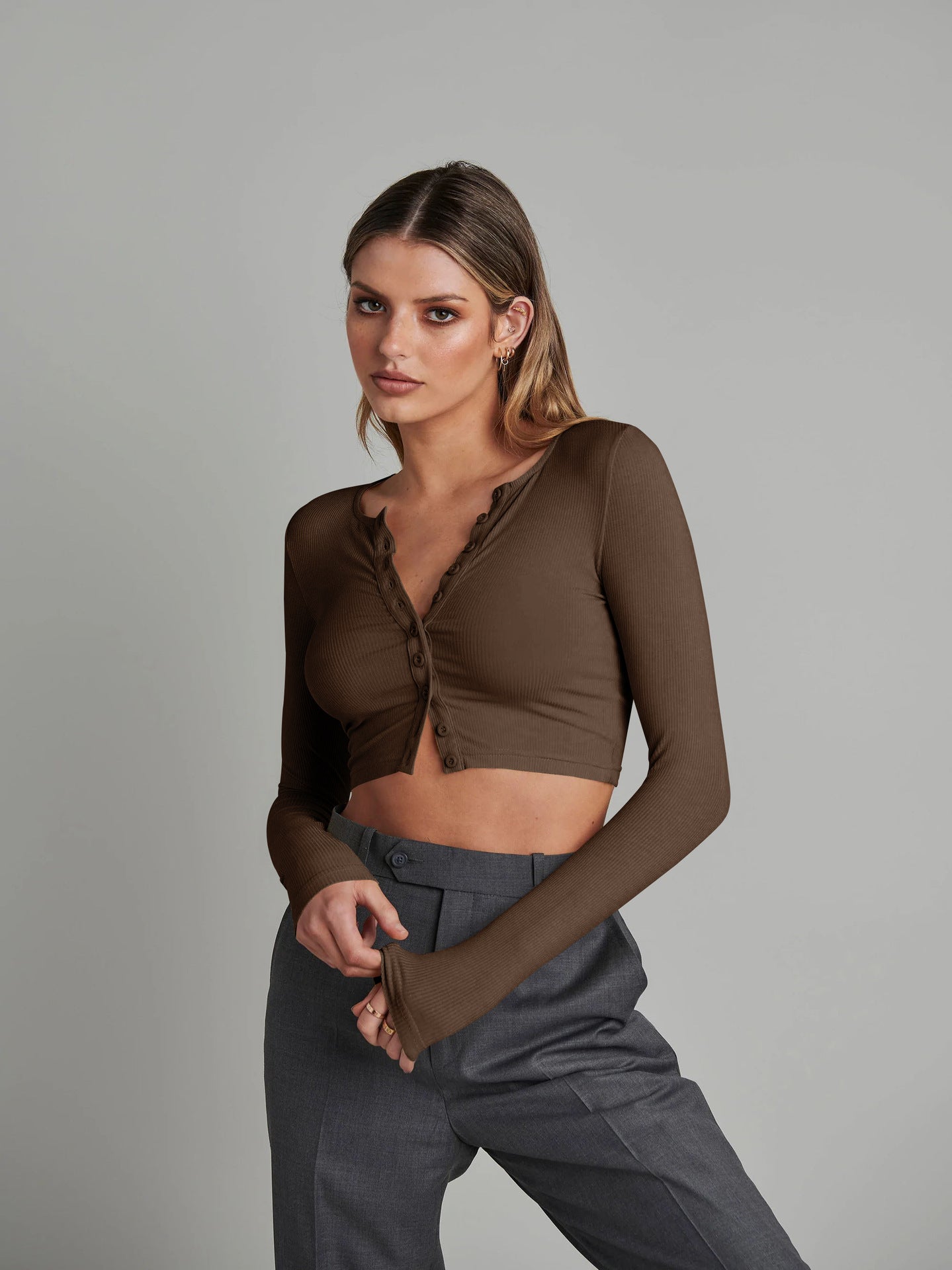 Braune Strickjacke mit langen Ärmeln und Knöpfen