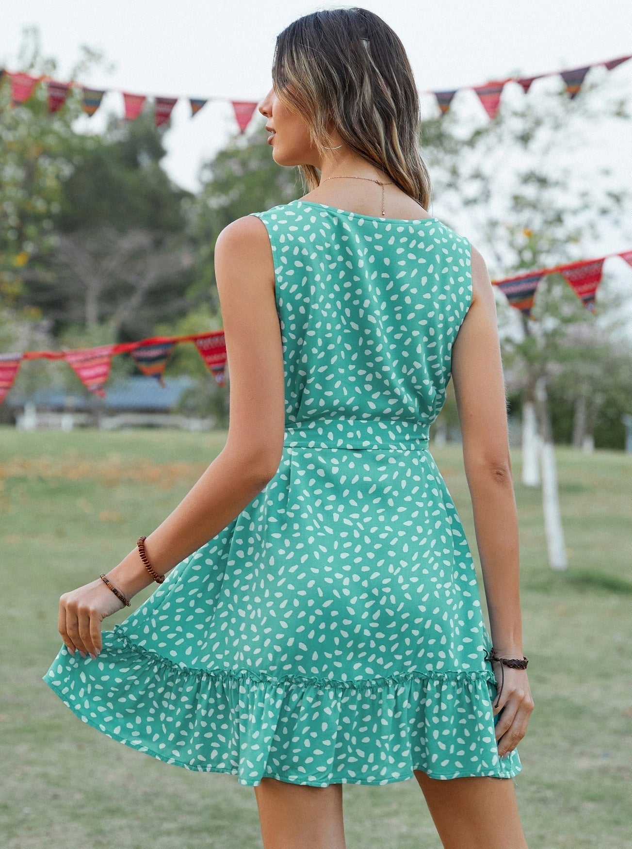 Ärmelloses Minikleid mit Bindegürtel und Polka Dots