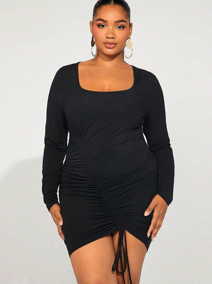 Schmal geschnittenes und elegantes, die Hüfte bedeckendes langärmliges Kleid mit quadratischem Kragen