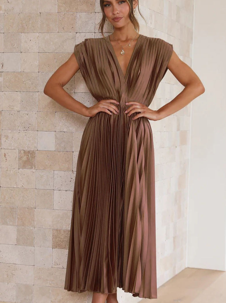 Braunes lässiges Plisseekleid mit V-Ausschnitt