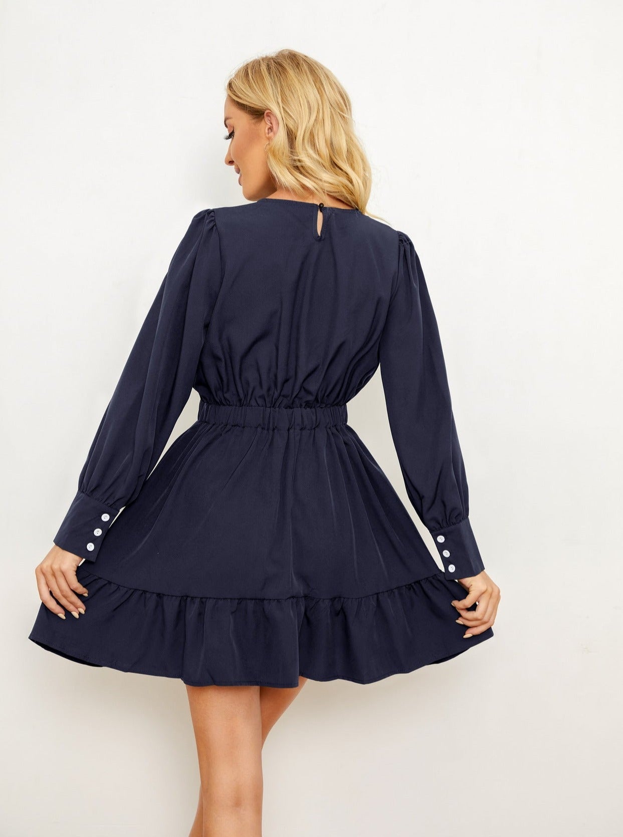 Einfarbiges, langärmliges, kurzes Kleid mit Rüschen