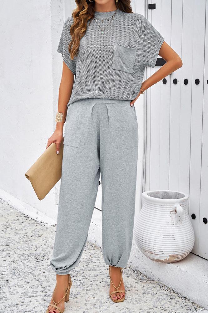 Graues Set aus kurzärmligem Top und Hose mit Rundhalsausschnitt