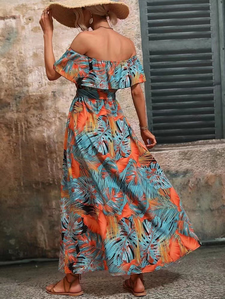 Elegantes schulterfreies Kleid mit Schlitz und tropischem Print