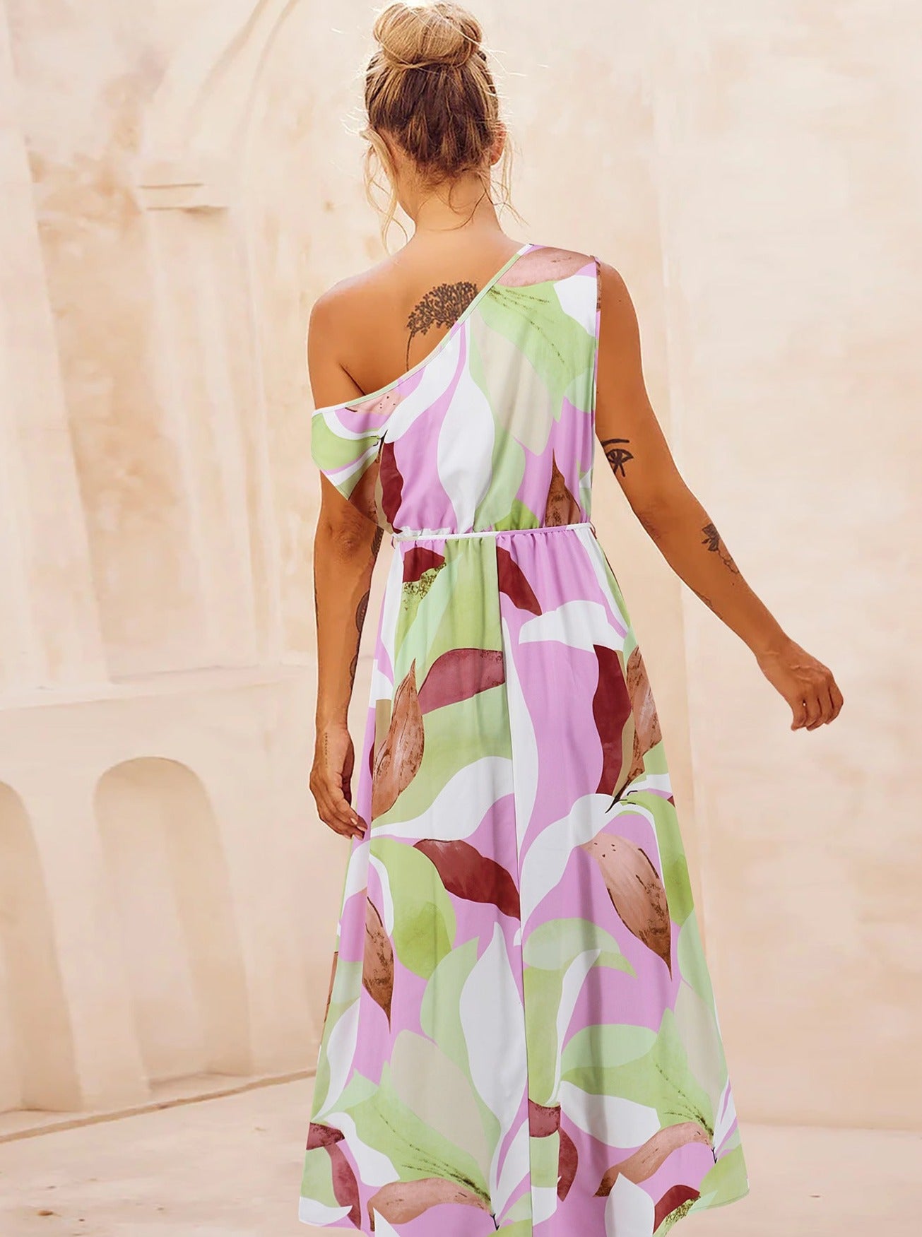 Langes Kleid mit Blumenmuster, schrägen Schultern und Gürtel
