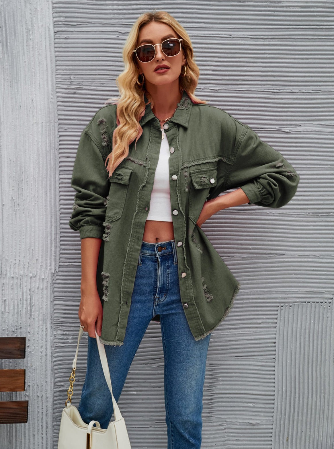 Gewaschene Jeansjacke mit zerrissenen Quasten und langen Ärmeln