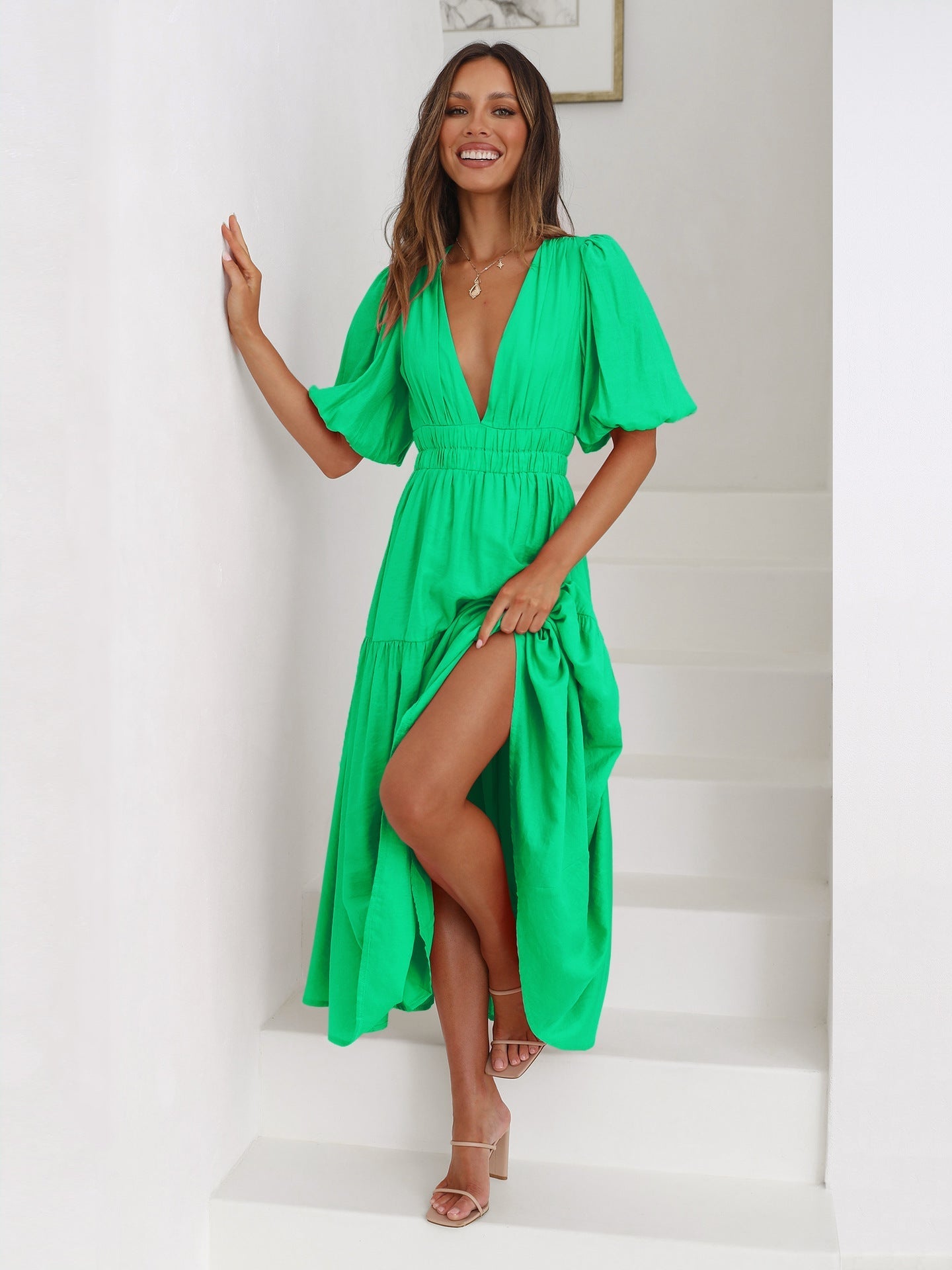 Grünes Lagenkleid mit tiefem V-Ausschnitt und Puffärmeln