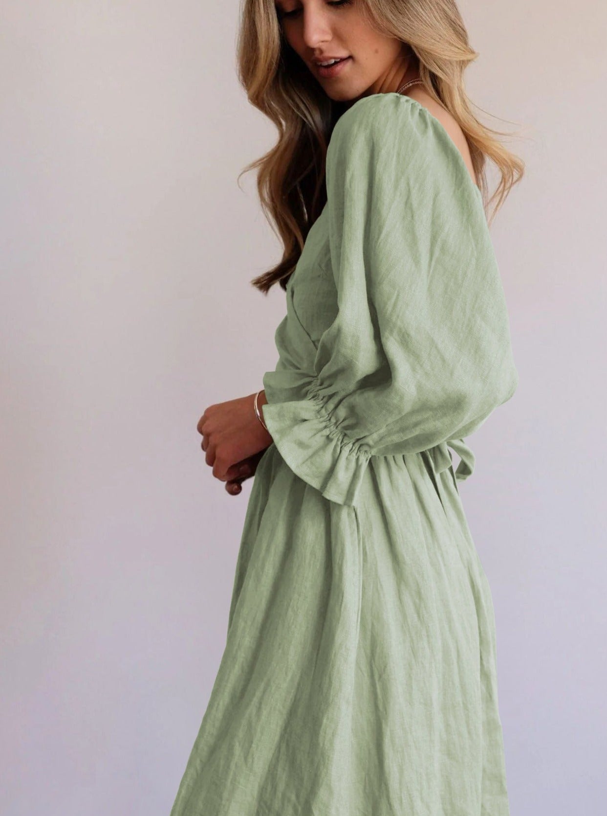 Hellgrünes Plisseekleid mit Rüschen, Laternenärmeln und Seilgürtel
