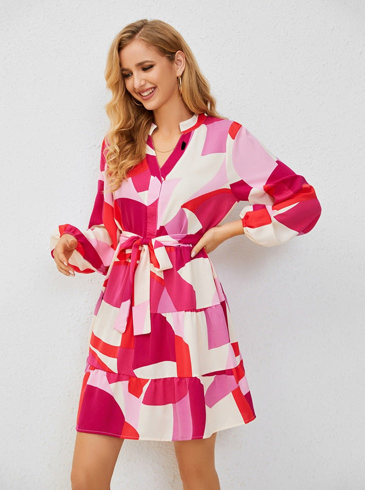 Rosa Retro-Minikleid mit V-Ausschnitt und langen Ärmeln und Schnürung