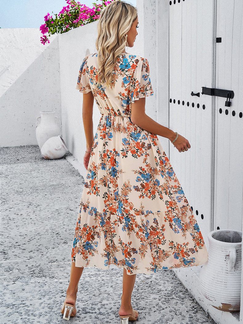 Aprikosenfarbenes Sommerkleid mit V-Ausschnitt und Blumenmuster
