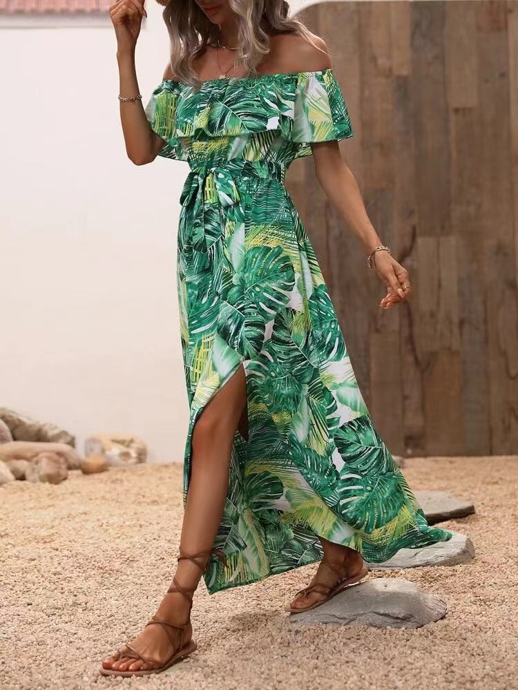 Elegantes schulterfreies Kleid mit Schlitz und tropischem Print