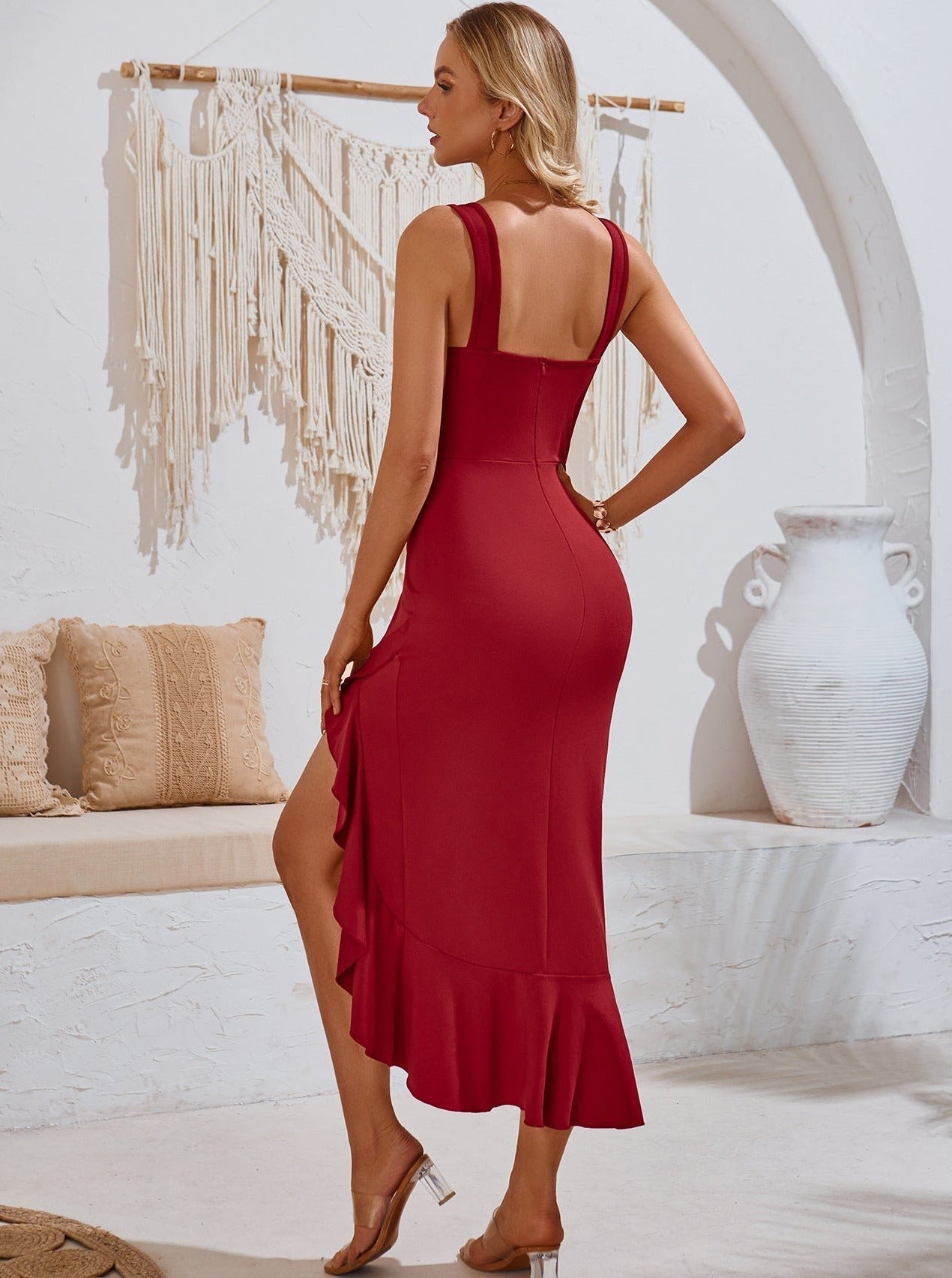 Ärmelloses, figurbetontes Kleid mit V-Ausschnitt und Schlitz