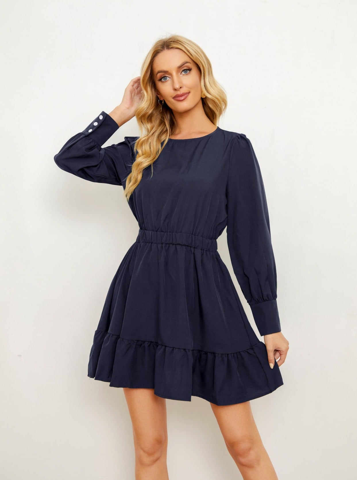 Einfarbiges, langärmliges, kurzes Kleid mit Rüschen
