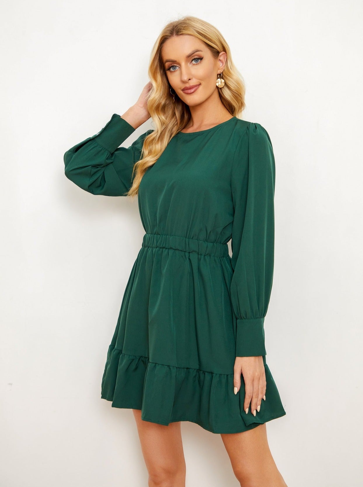 Einfarbiges, langärmliges, kurzes Kleid mit Rüschen