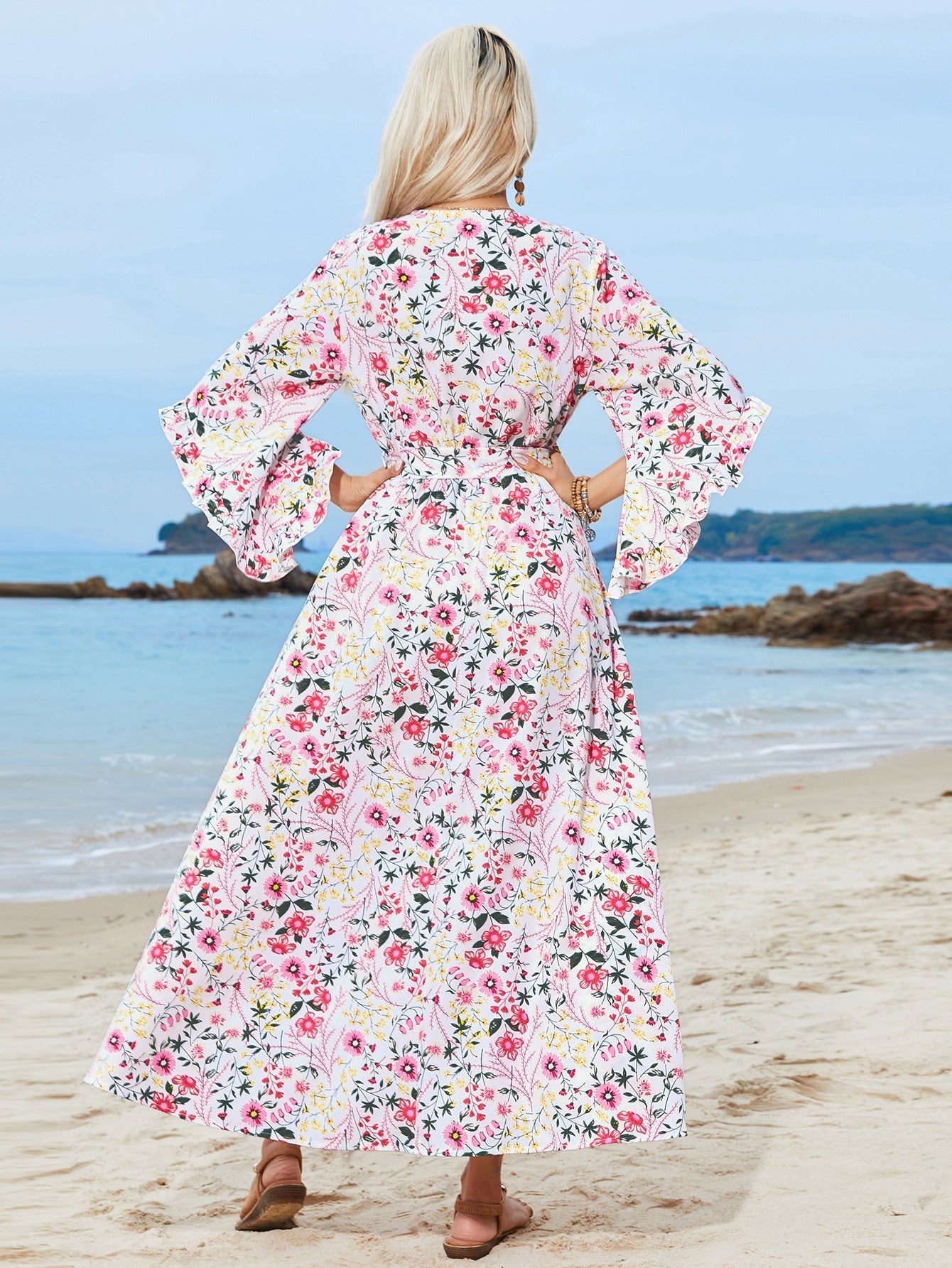 Rosa Maxikleid mit V-Ausschnitt, Glockenärmeln und Blumenmuster und Seitenschlitz