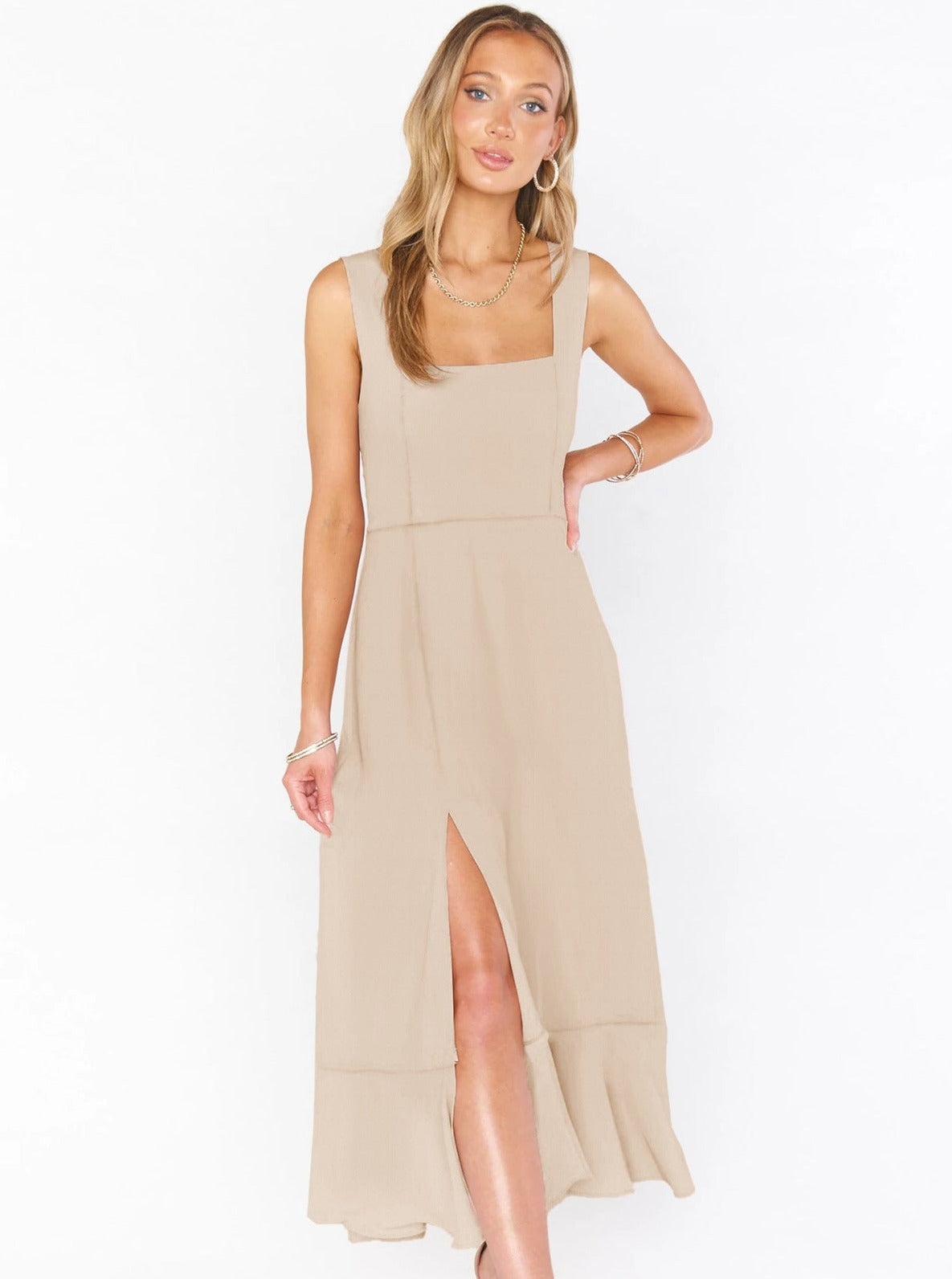 Aprikosenfarbenes High-End-Kleid mit eckigem Ausschnitt und Schlitz