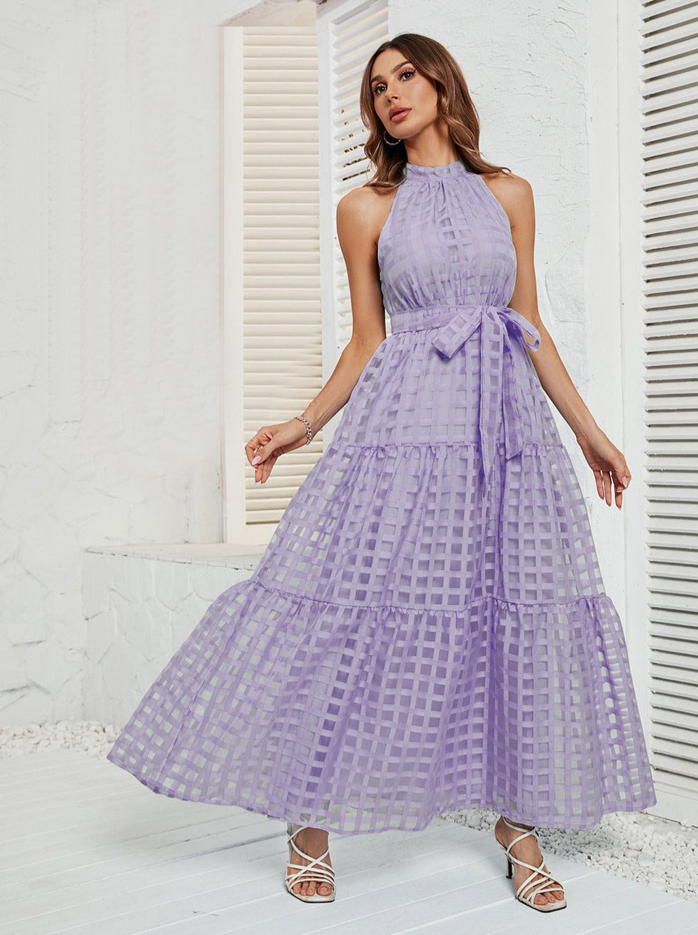 Lila Neckholder-Maxikleid aus Netzstoff mit Gürtel