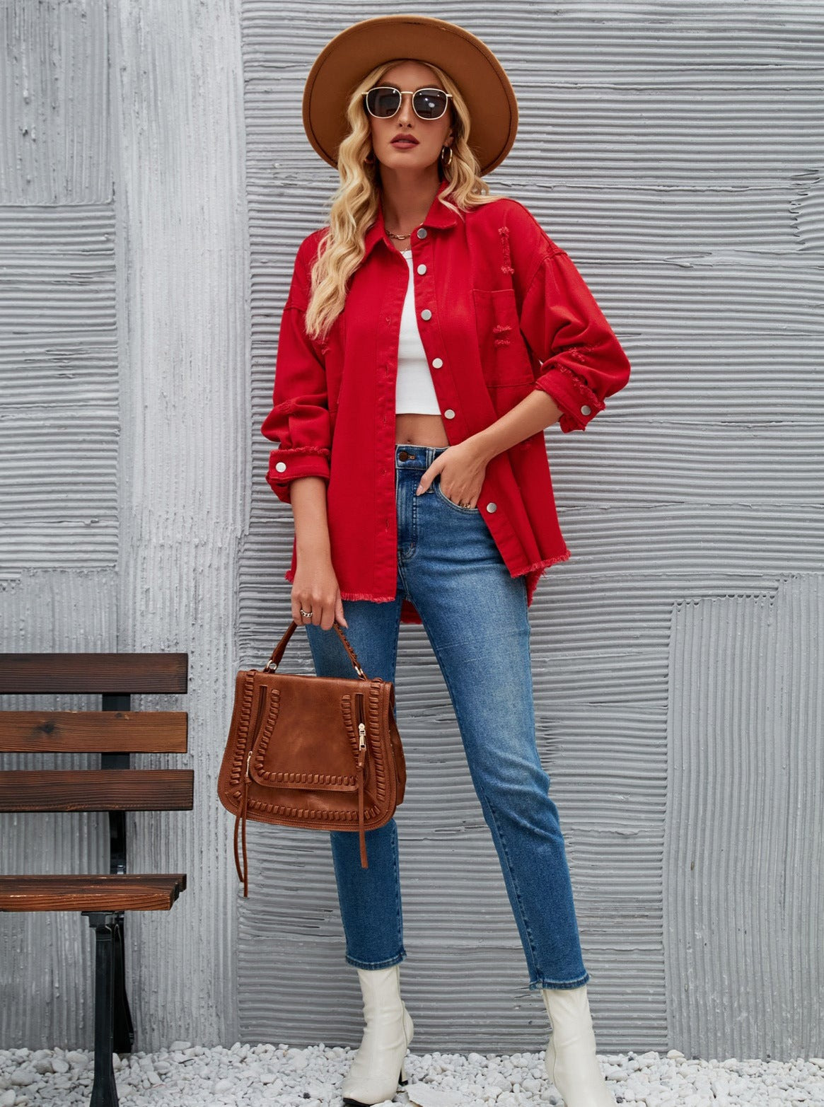 Schlichte, zerrissene Jeansjacke mit langen Ärmeln