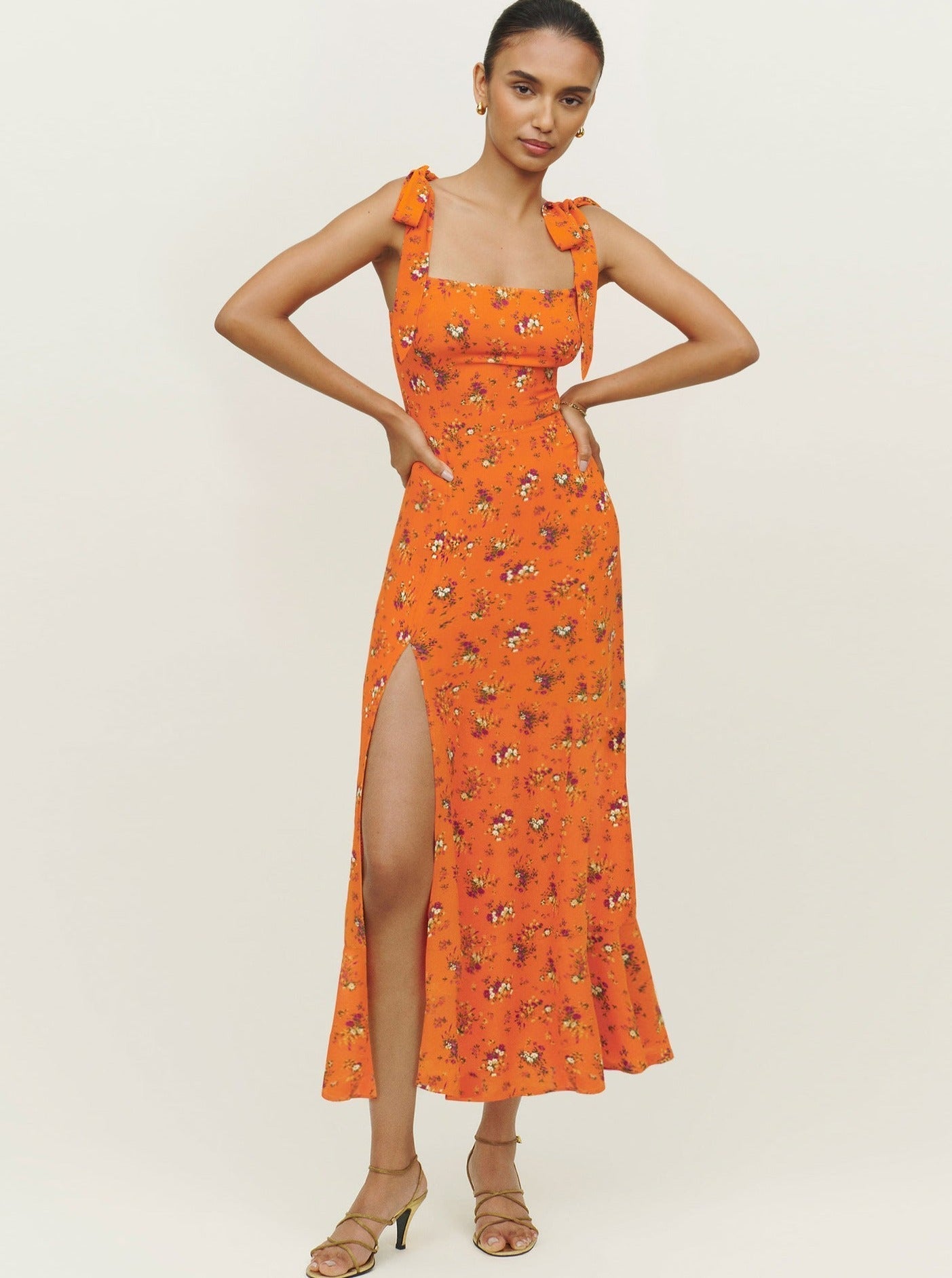 Oranges, ärmelloses Kleid mit quadratischem Ausschnitt und Gürtel
