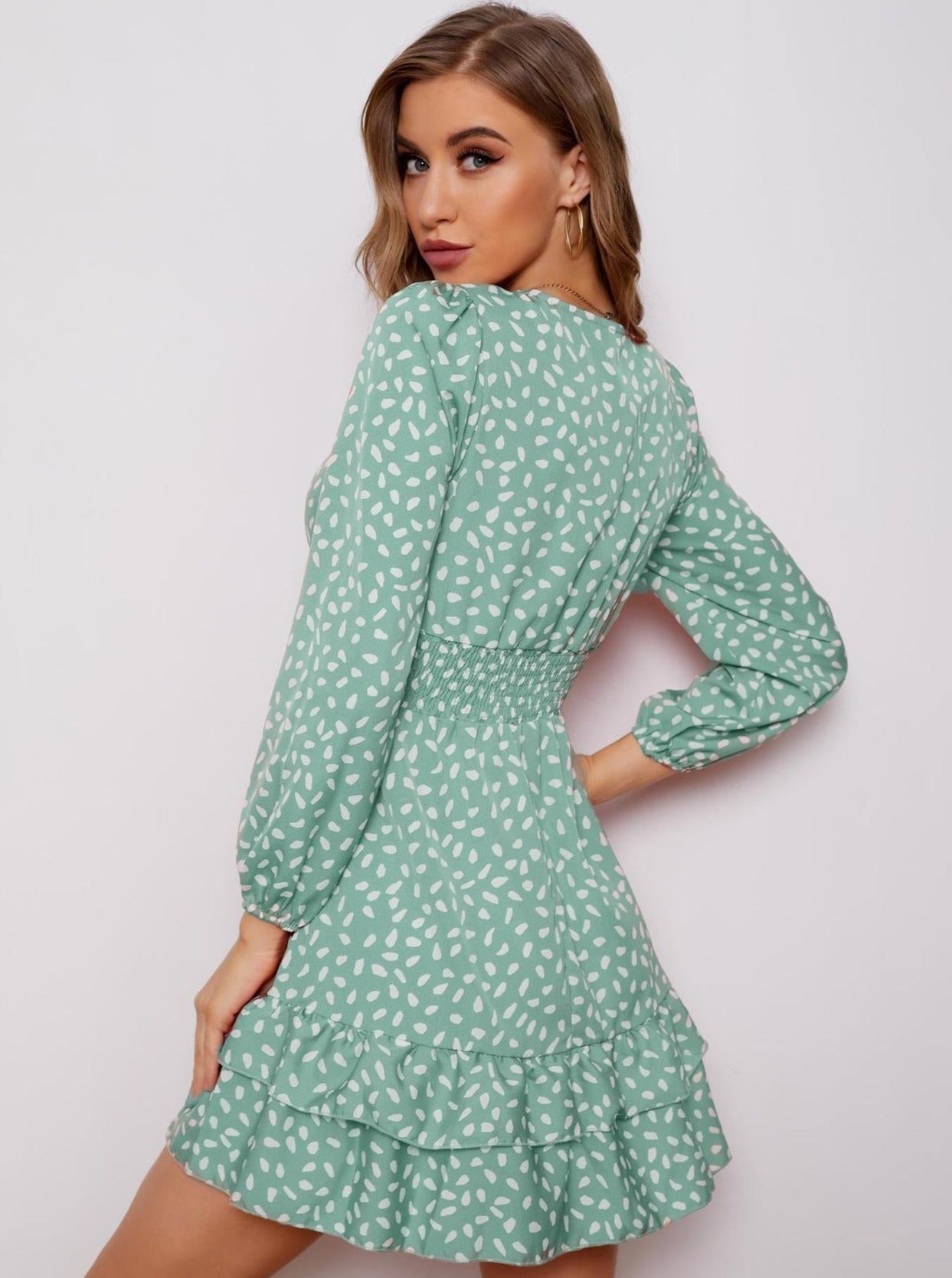Sommerkleid mit V-Ausschnitt und hoher Taille