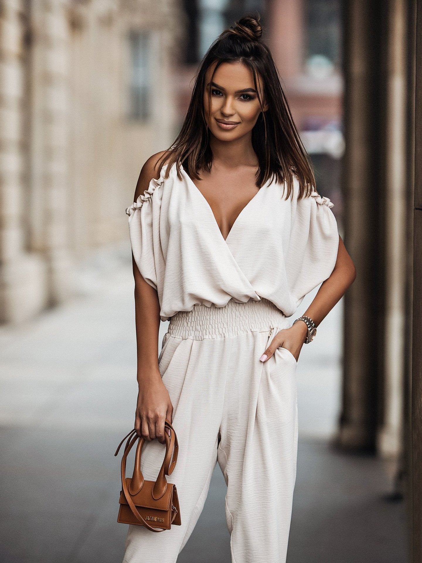 Lässiger Jumpsuit mit tiefem V-Ausschnitt, Tasche und elastischer Taille