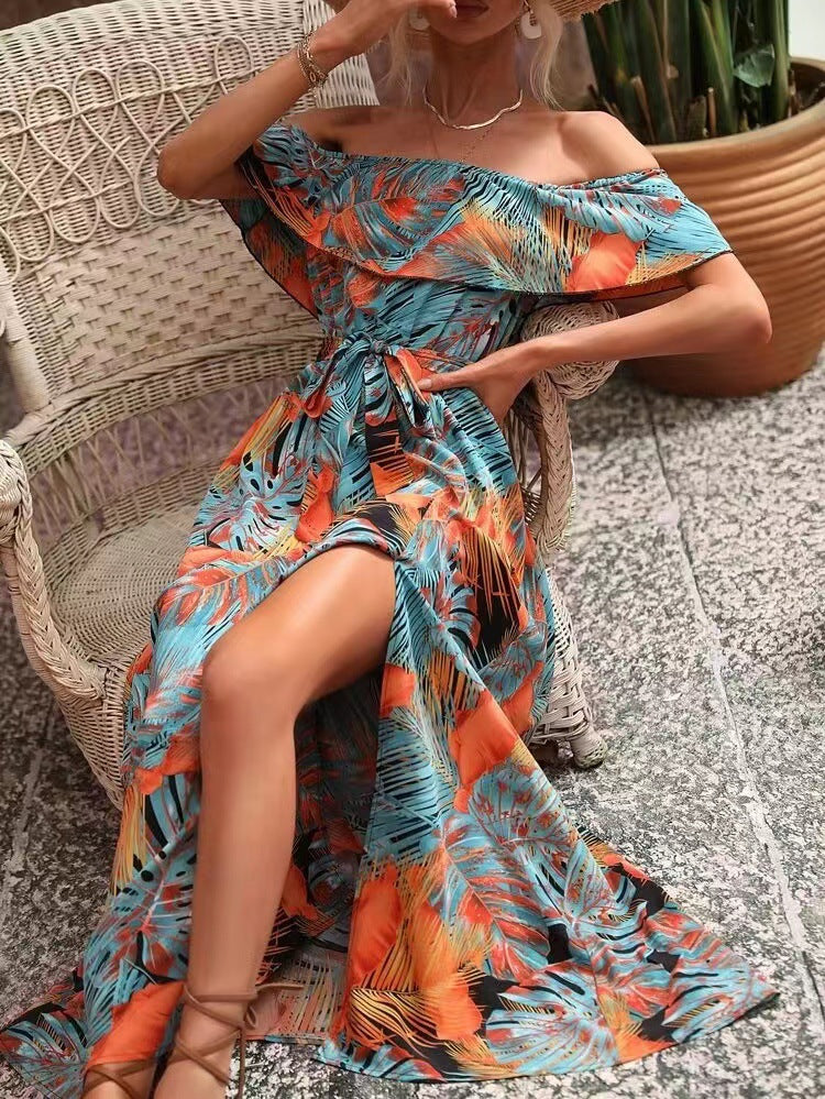 Elegantes schulterfreies Kleid mit Schlitz und tropischem Print