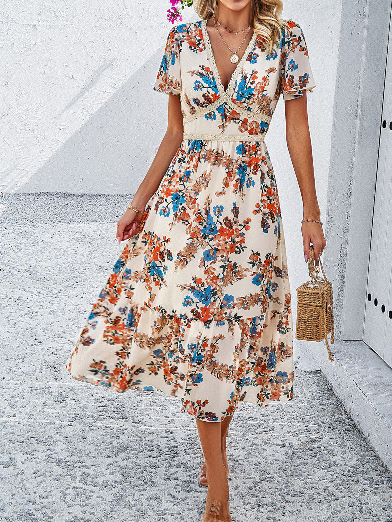 Aprikosenfarbenes Sommerkleid mit V-Ausschnitt und Blumenmuster