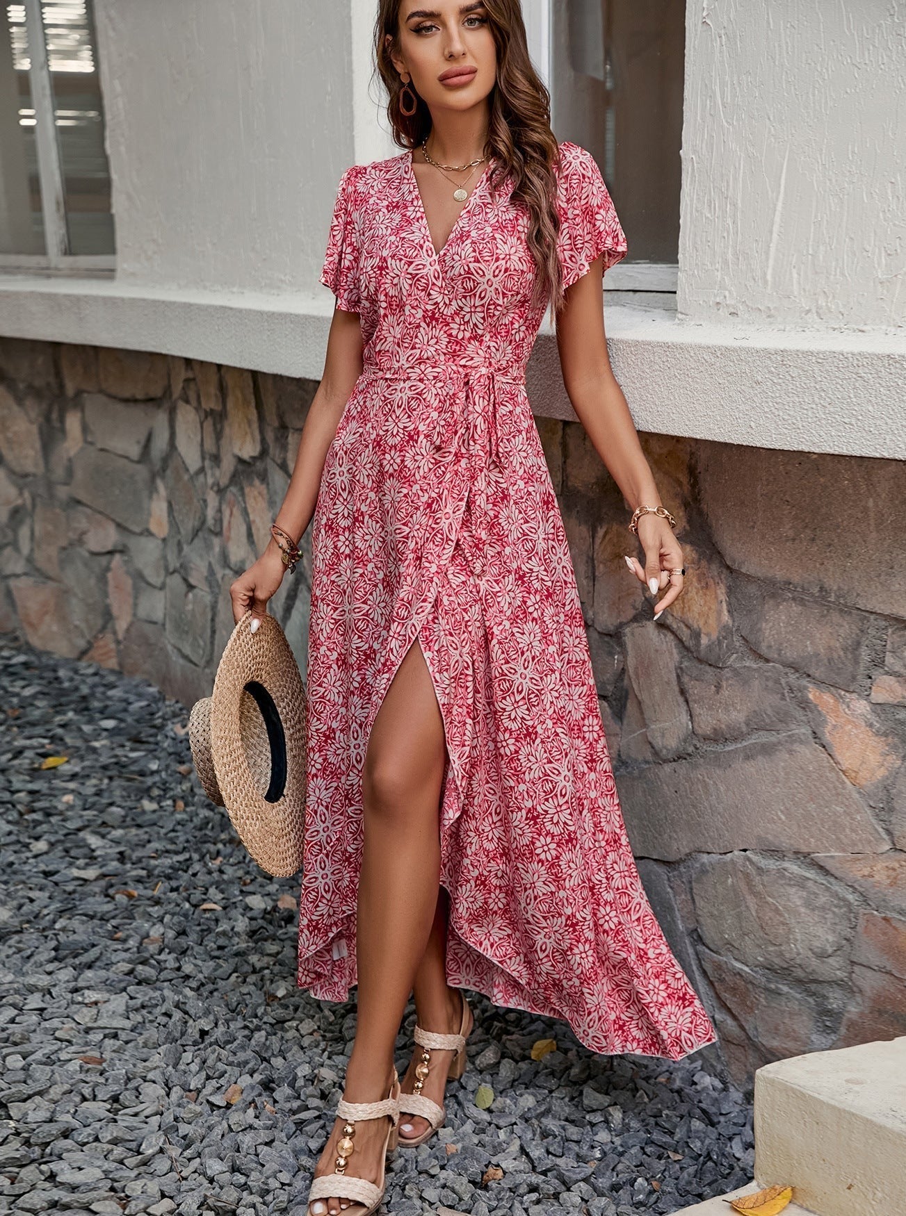 Kurzärmliges Kleid mit V-Ausschnitt, Bindegürtel und rustikalem Print