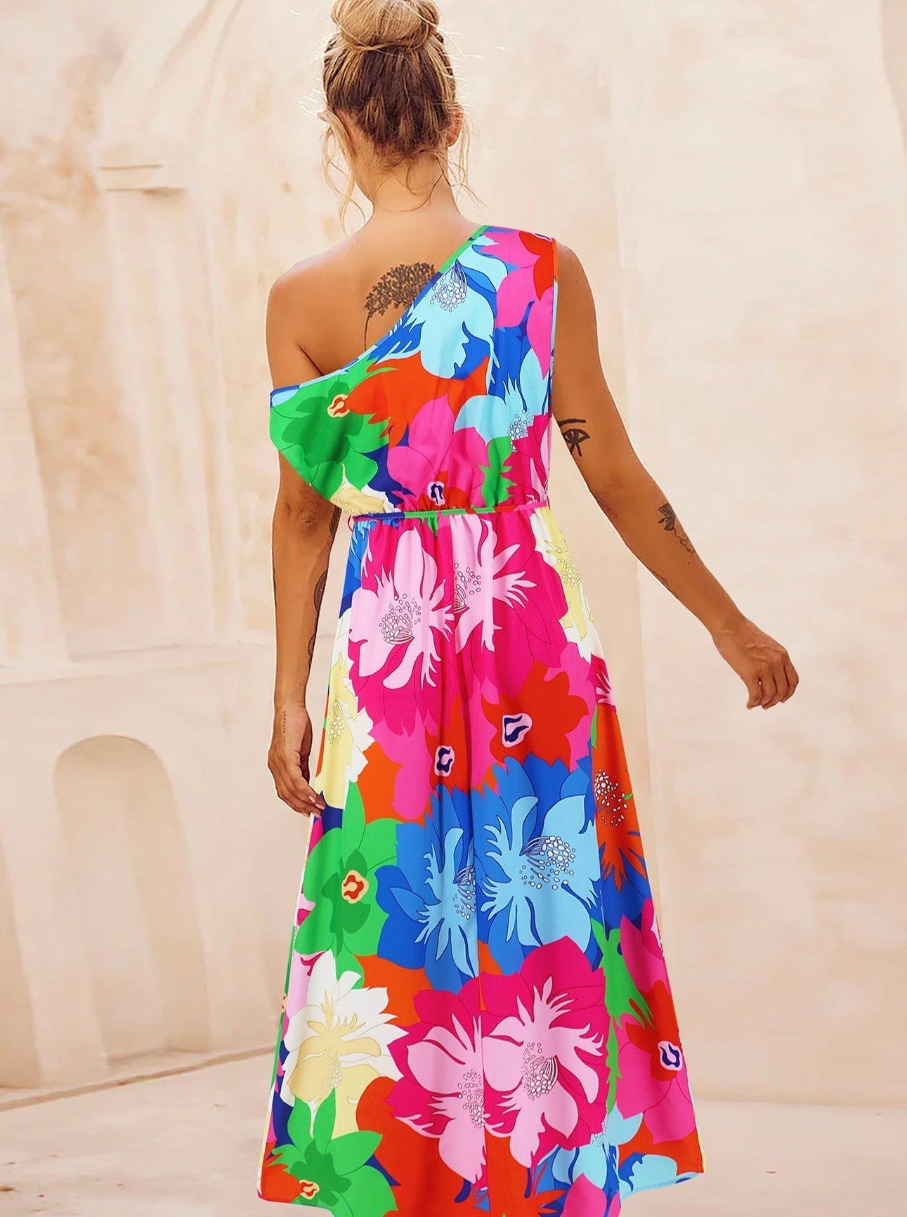Langes Kleid mit Blumenmuster, schrägen Schultern und Gürtel