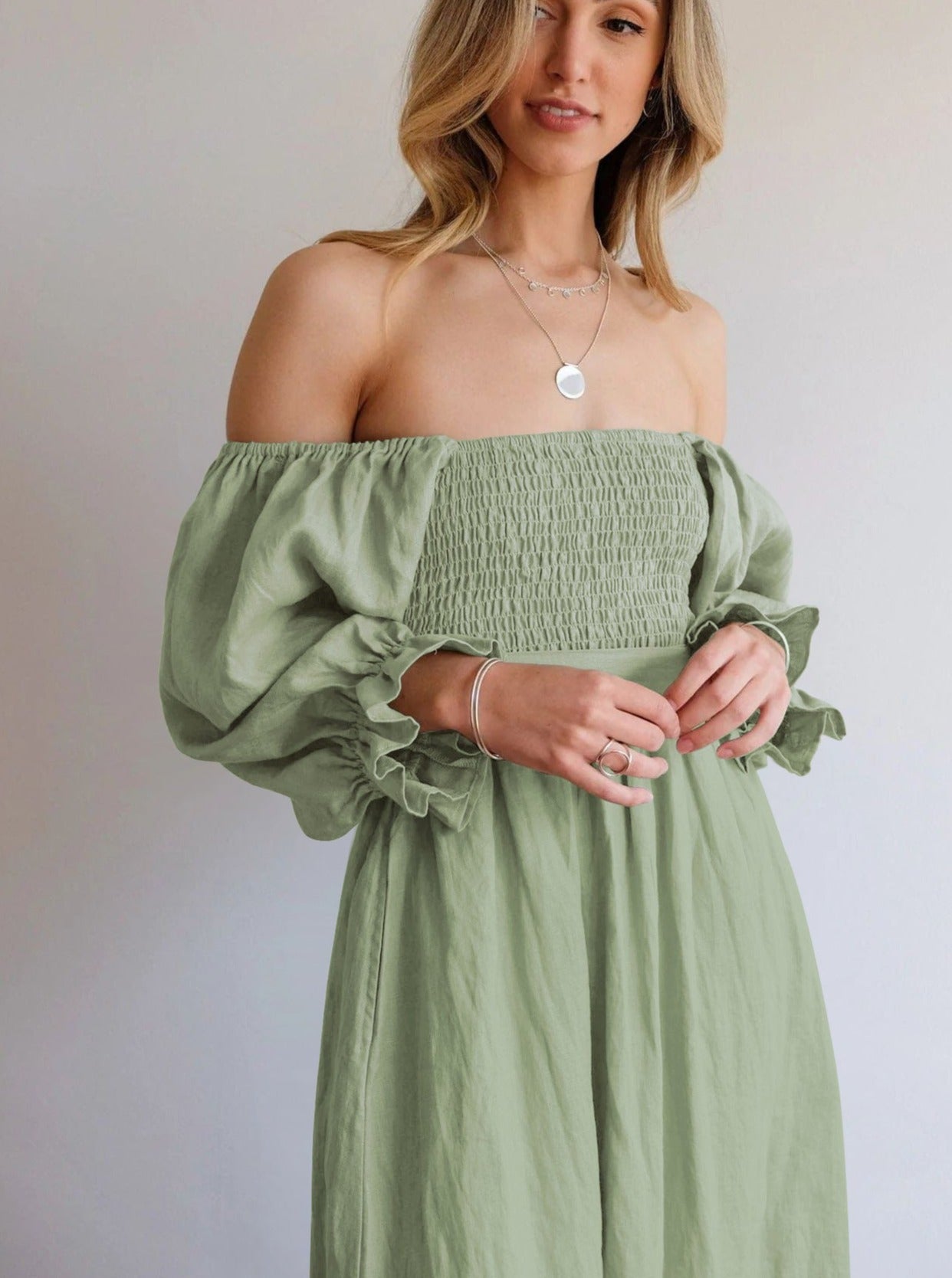 Hellgrünes Plisseekleid mit Rüschen, Laternenärmeln und Seilgürtel