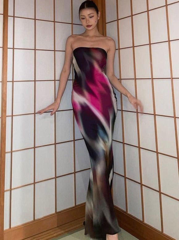 Ärmelloses, schlankmachendes langes Kleid mit abstraktem Druck „Aurora“