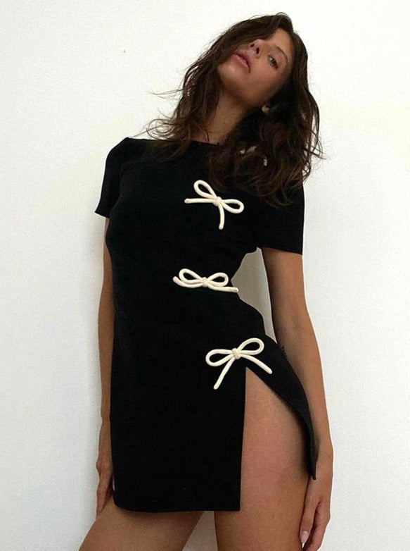 Kleid im chinesischen Stil mit Schleife und Schlitz