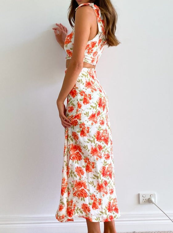 Ärmelloses Midikleid mit Blumenmuster und offener Taille
