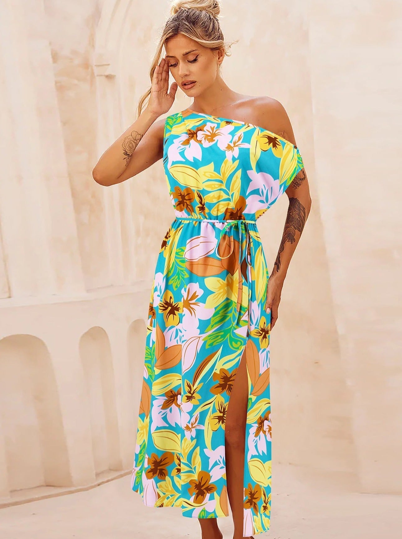 Langes Kleid mit Blumenmuster, schrägen Schultern und Gürtel